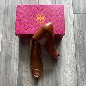 Free Ship, NIB TORY BURCH 8.5 leather logo wedge